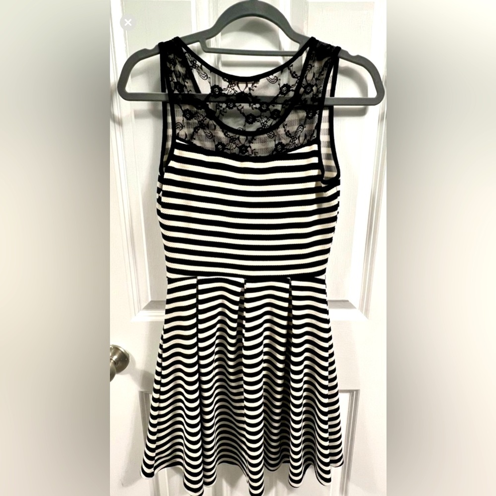 Lace detailed dress